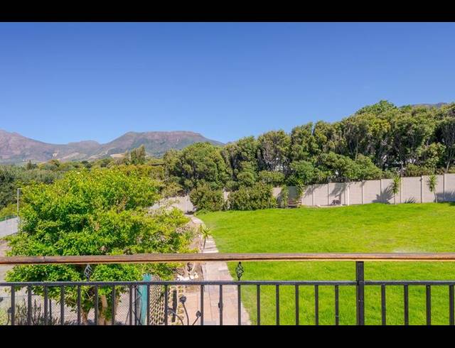 5 BEDROOM PROPERTY TO RENT IN CONSTANTIA